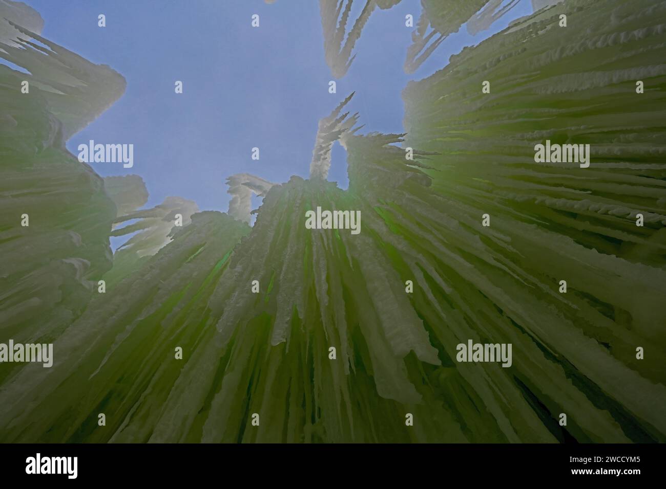 Blick auf eine hoch aufragende Eiszapfwand, die von hinten von grünen Lichtern beleuchtet wird, in Ice Castles am Genfer See, Wisconsin, USA Stockfoto