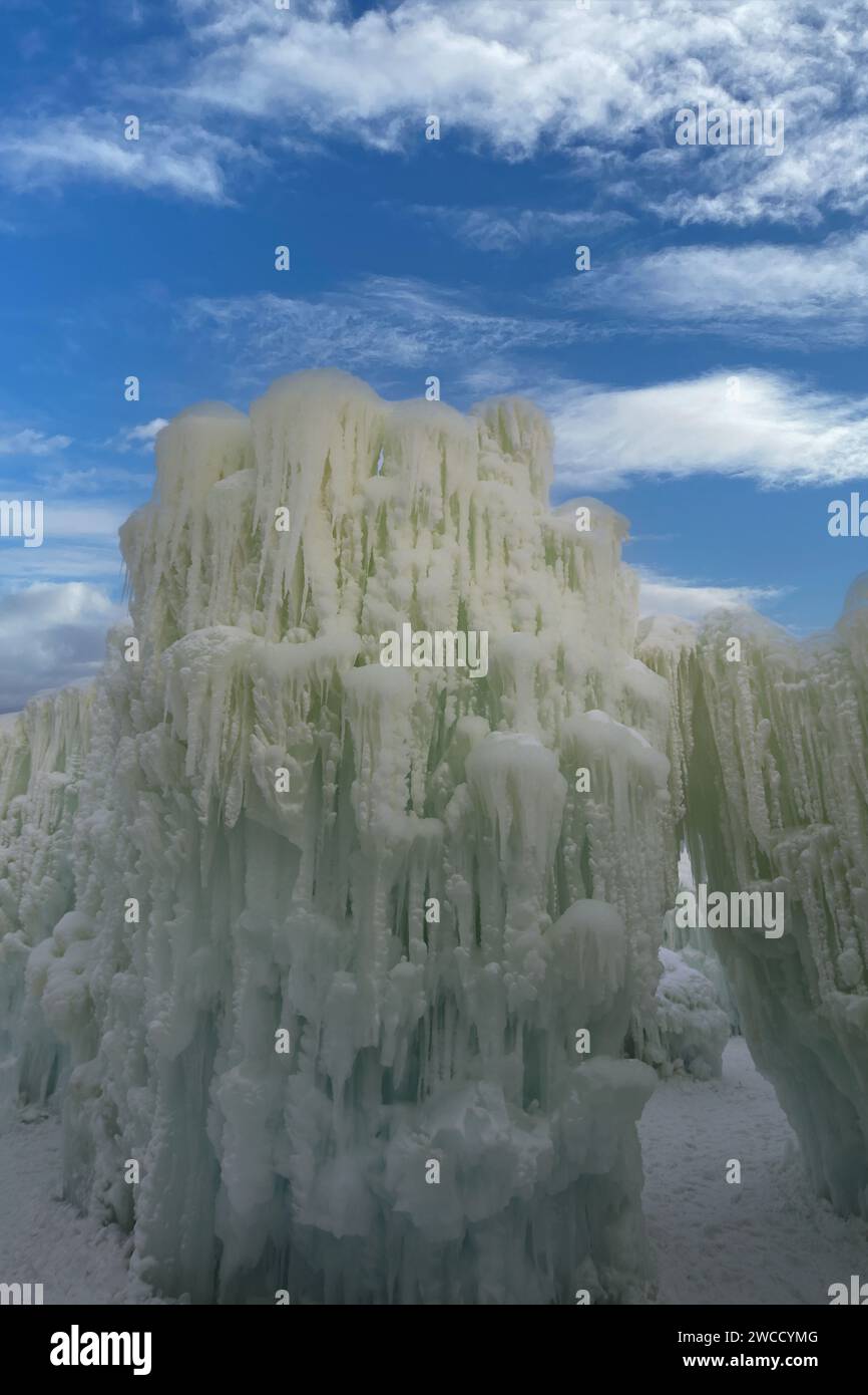 Ein wehender Turm aus Eis und Eiszapfen in einem Winterwunderland in Ice Castles am Genfer See, Wisconsin, USA Stockfoto