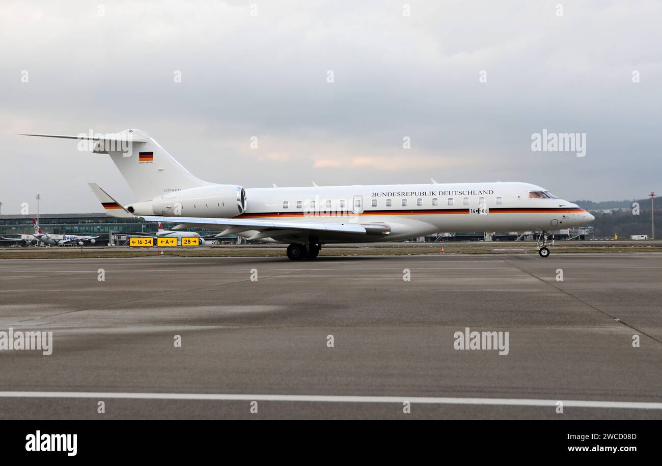 Ein Flugzeug der Flugbereitschaft der deutschen Luftwaffe vom Typ Bombardier BD-700 Global Express mit der Kennung 1406 am 15. Januar 2024 auf dem Flughafen Zürich. Bundeswirtschaftsminister Robert Habeck ist hiermit angereist zum Weltwirtschaftsforum WEF in Davos. Ein Flugzeug der Flugbereitschaft der deutschen Luftwaffe vom Typ Bombardier BD-700 Global Express mit der Kennung 1406 am 15. Januar 2024 auf dem Flughafen Zürich. Bundeswirtschaftsminister Robert Habeck ist hiermit angereist zum Weltwirtschaftsforum WEF in Davos. *** Ein Bombardier BD 700 Global Express Flugzeug der Deutschen Luftfahrt Stockfoto