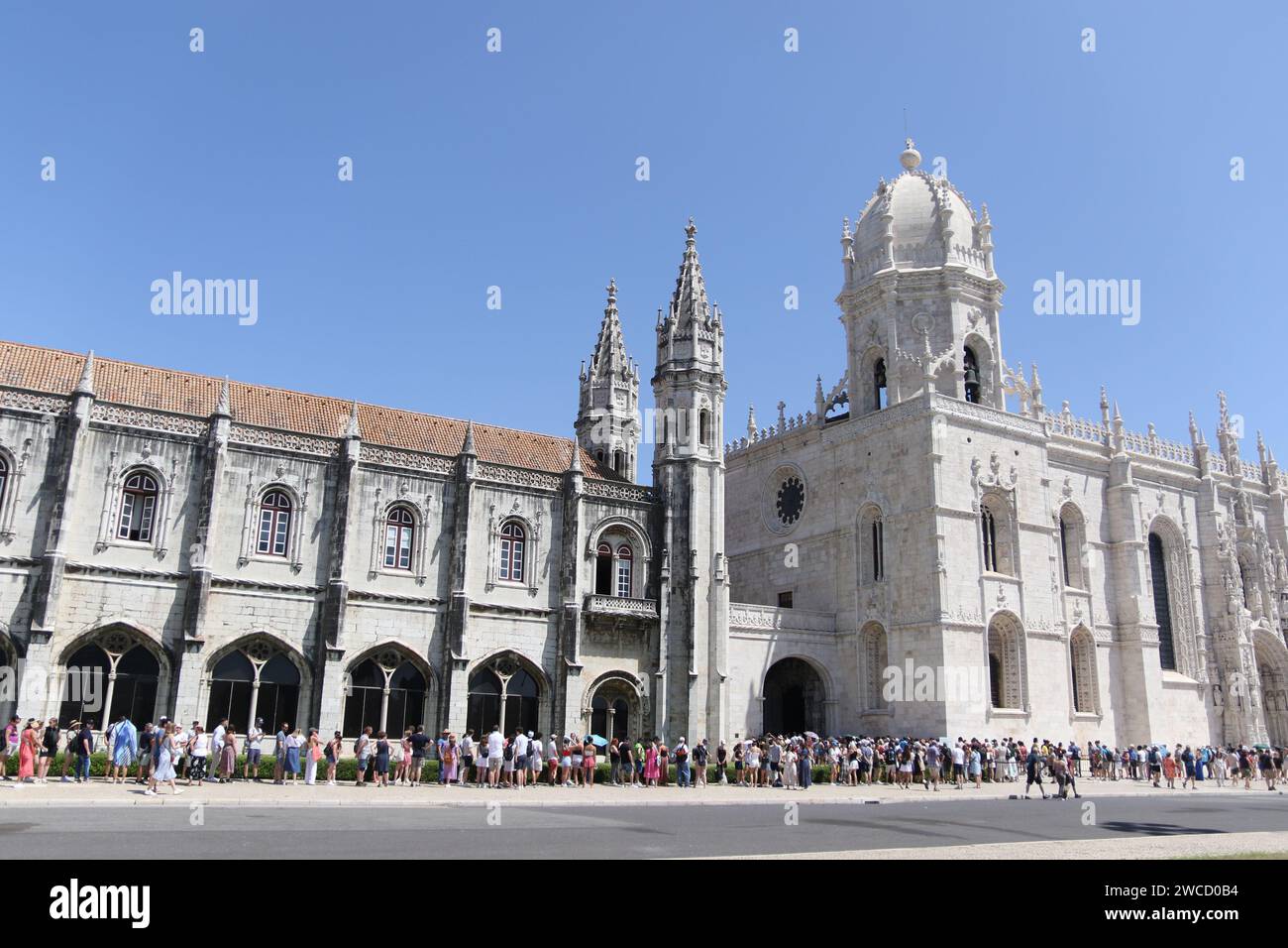 Das Kloster Jerónimos oder Hieronymitenkloster ist ein ehemaliges Kloster des Ordens des Heiligen Jerome in der Nähe des Flusses Tejo in der Pfarrei Belém in der portugiesischen Gemeinde Lissabon. Sie wurde im 16. Jahrhundert zur Nekropole der portugiesischen Königsdynastie Aviz, wurde aber am 28. Dezember 1833 durch einen staatlichen Erlass säkularisiert und das Eigentum an die gemeinnützige Institution Real Casa Pia de Lisboa übertragen. Stockfoto
