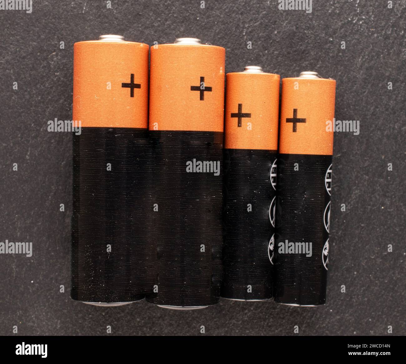 Vier Batterien auf Schieferstein, Makro, Draufsicht. Stockfoto
