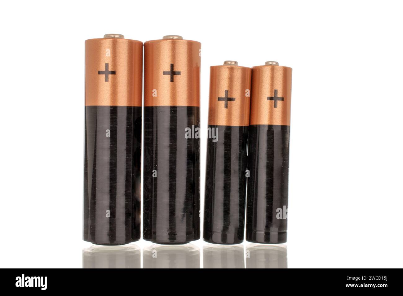 Vier Batterien, Makro, isoliert auf weißem Hintergrund. Stockfoto