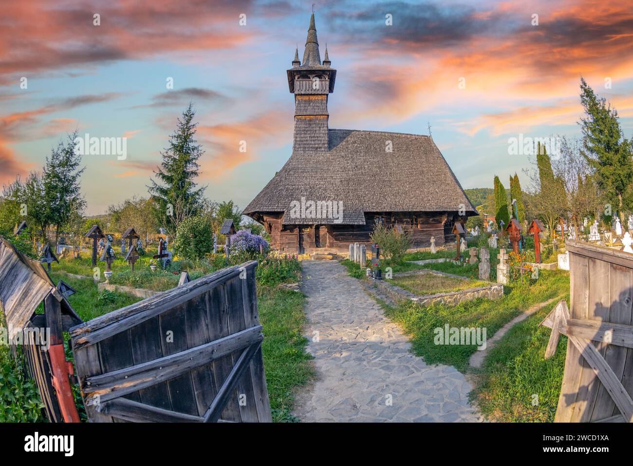 Rogoz Dorf, gehört zu Targu Lapus, Maramures County, Rumänien-19. September 2020: Holzkirche Heilige Erzengel Michael & Gabriel aus dem Jahr 1663. Hallo Stockfoto