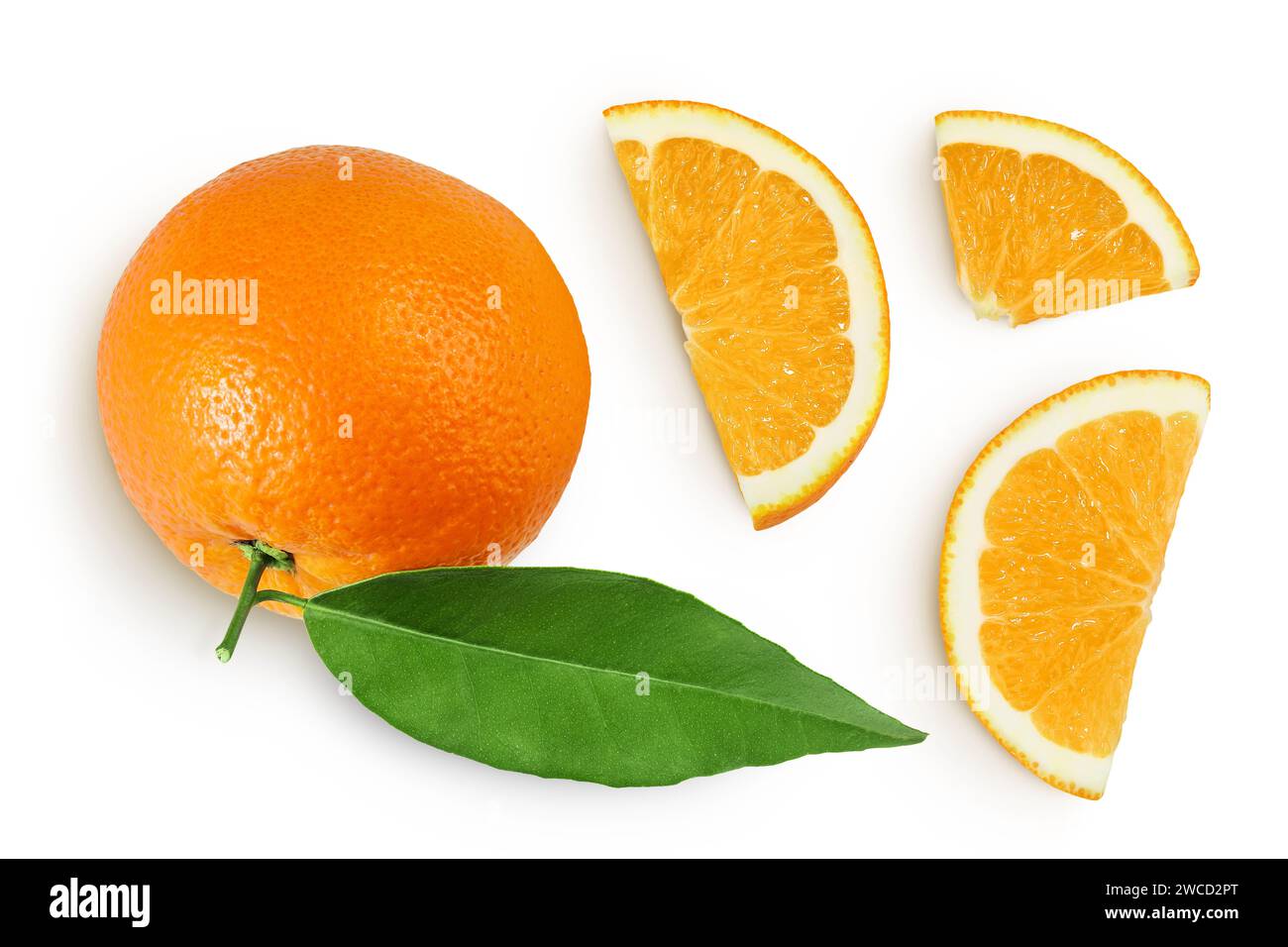 Orangenfrucht mit Scheiben auf weißem Hintergrund. Draufsicht. Flache Lagen. Stockfoto