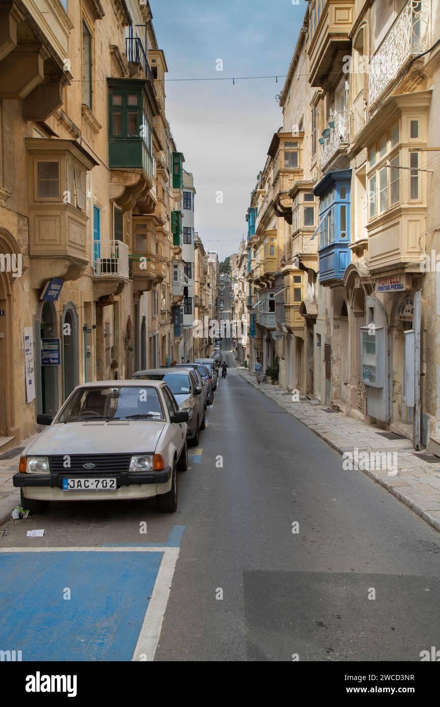 Ein geparktes Fahrzeug, das ordentlich neben dem Bürgersteig in Valetta, Malta, platziert ist Stockfoto