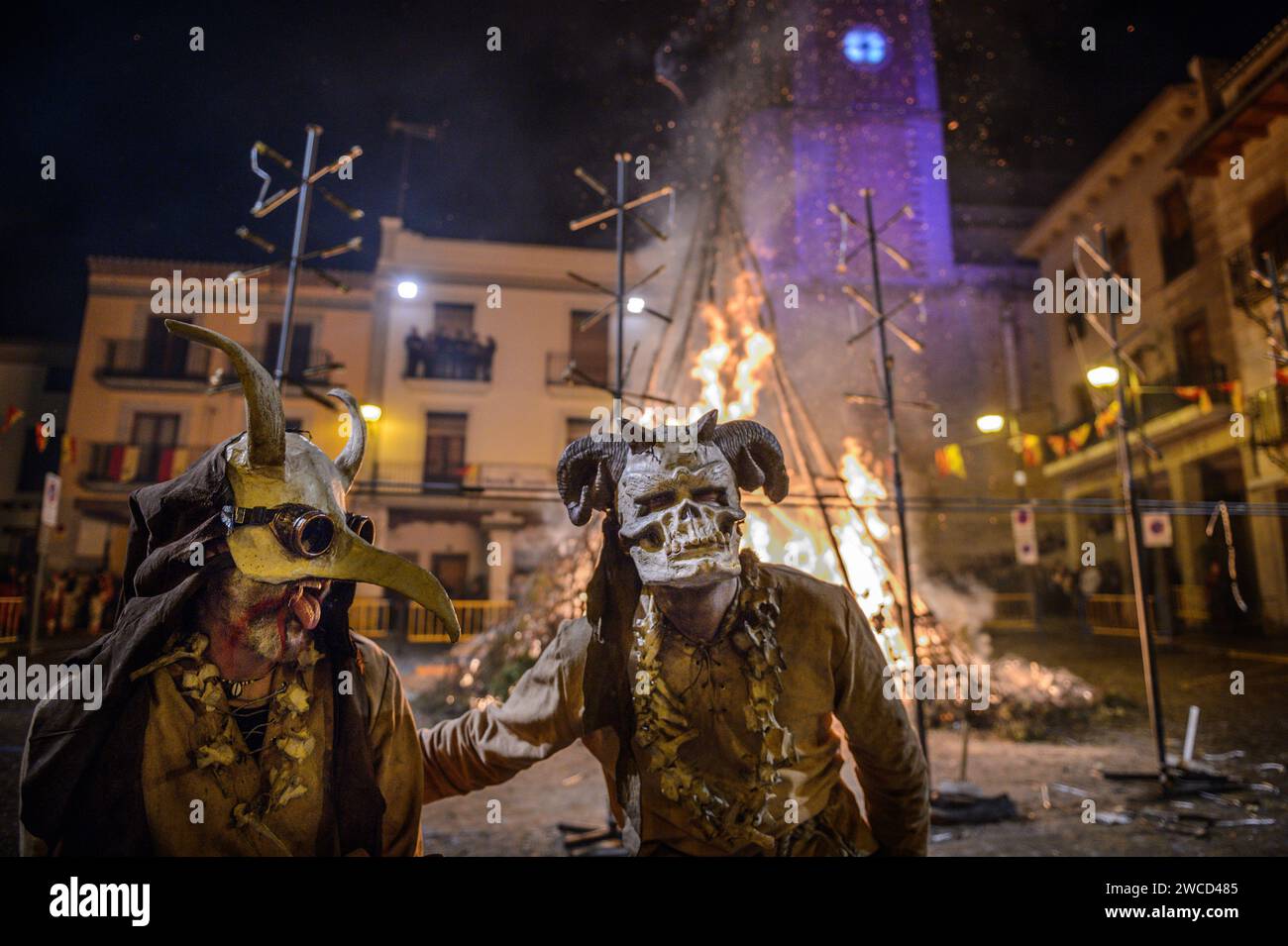 Correfocs (Feuerläufer) durch die Straßen von Sagunto beim traditionellen Festival der Lagerfeuer von San Antonio, Valencia, Spanien Stockfoto