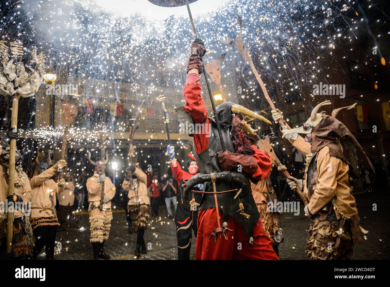 Correfocs (Feuerläufer) durch die Straßen von Sagunto beim traditionellen Festival der Lagerfeuer von San Antonio, Valencia, Spanien Stockfoto