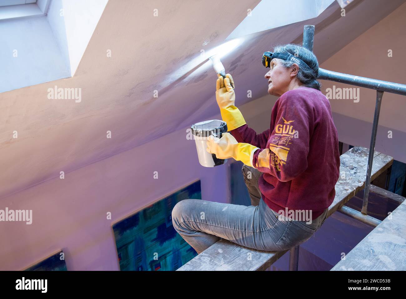 Judith malte die Decke nach neuen Stuckarbeiten, Tamarisk, Llanfoist Stockfoto