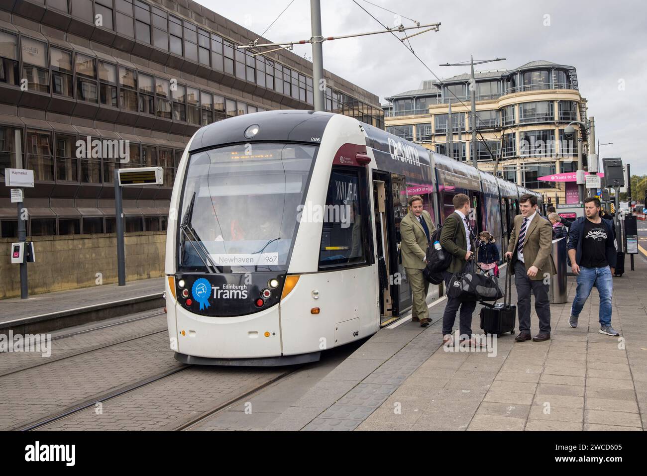 Passagiere, die aus einer Straßenbahn aussteigen, Edinburgh, Schottland Stockfoto