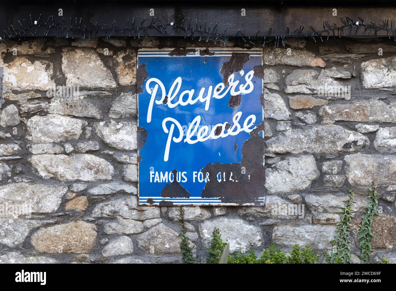 Altes rostendes Werbeschild aus Metall für Player's Cigarettes, an der Wand, Rathdrum, Co. Wicklow, Irland Stockfoto