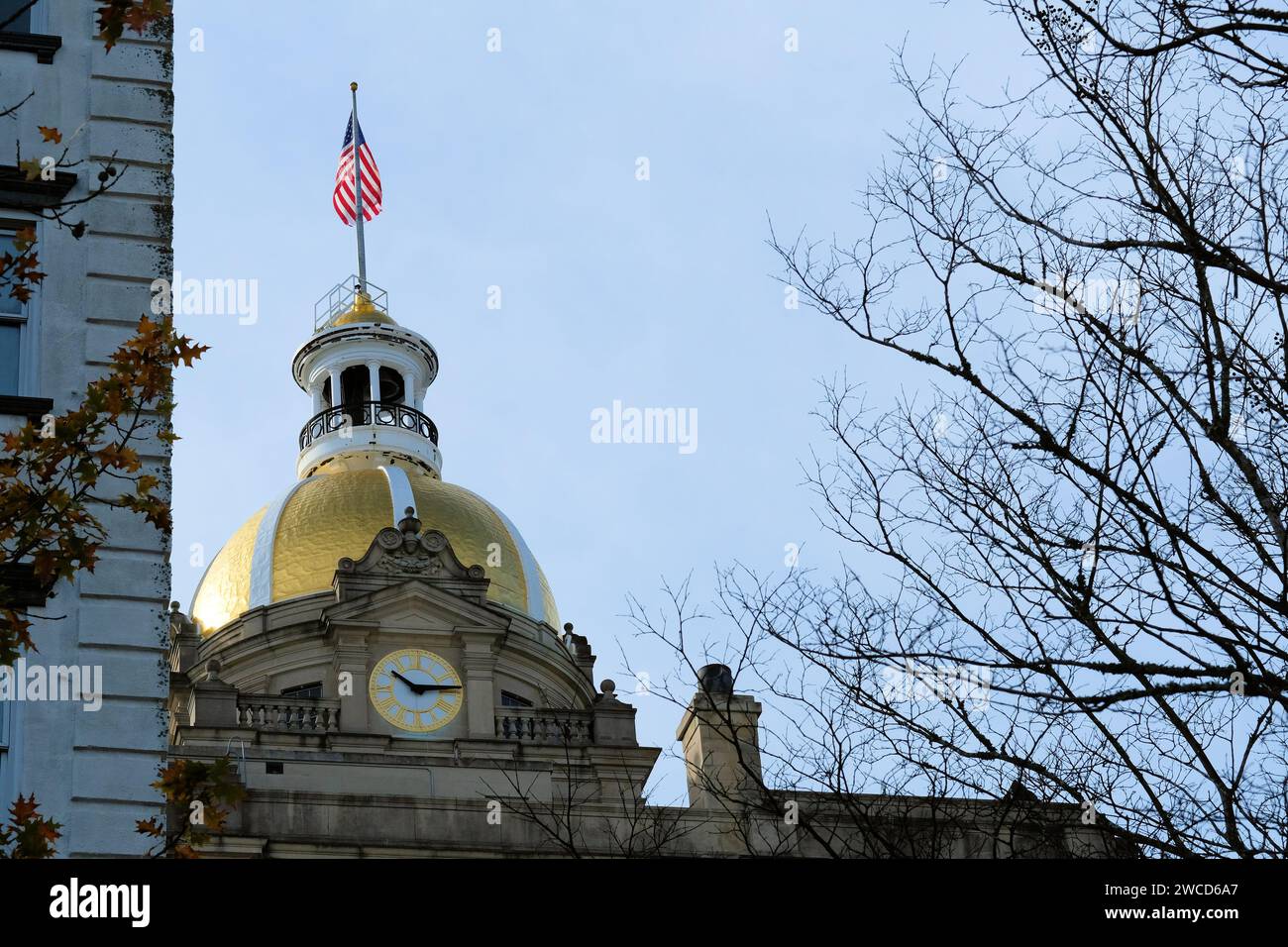 Historisches Savannah, Georgia City Hall, entworfen vom Architekten Hyman Witcover; Uhrenturm, goldene Kuppel, US-Flagge; 1906 eröffnet. Stockfoto