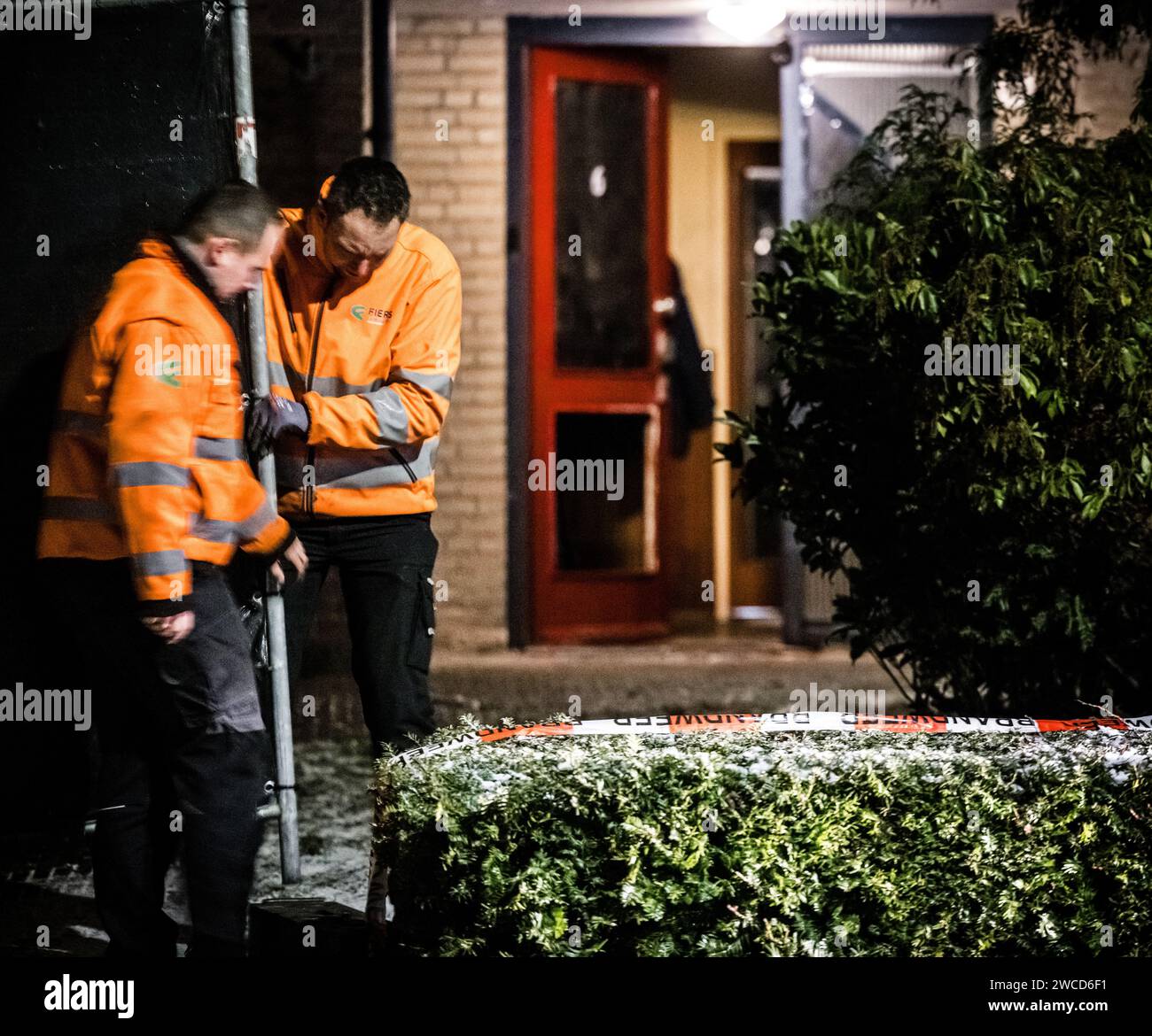 EERSEL - Zäune werden an einem Haus im nordbrabantischen Dorf Eersel errichtet, wo ein Bewohner bei einem Brand starb und ein Bewohner schwer verletzt wurde. Vier weitere Bewohner des Hauses am Voortseweg wurden verhaftet und der Brandstiftung verdächtigt. ANP ROB ENGELAAR niederlande aus - belgien aus Stockfoto