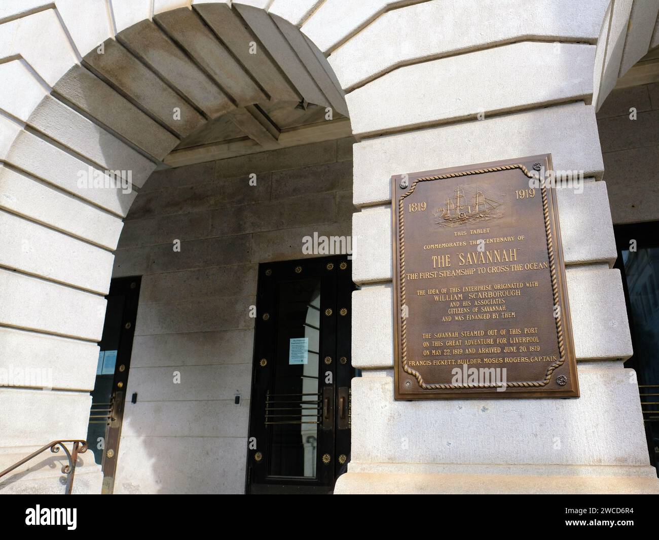 Messingtafel zum hundertjährigen Bestehen des ersten Dampfschiffs auf den Stufen des Rathauses von Savannah, Georgia. Stockfoto