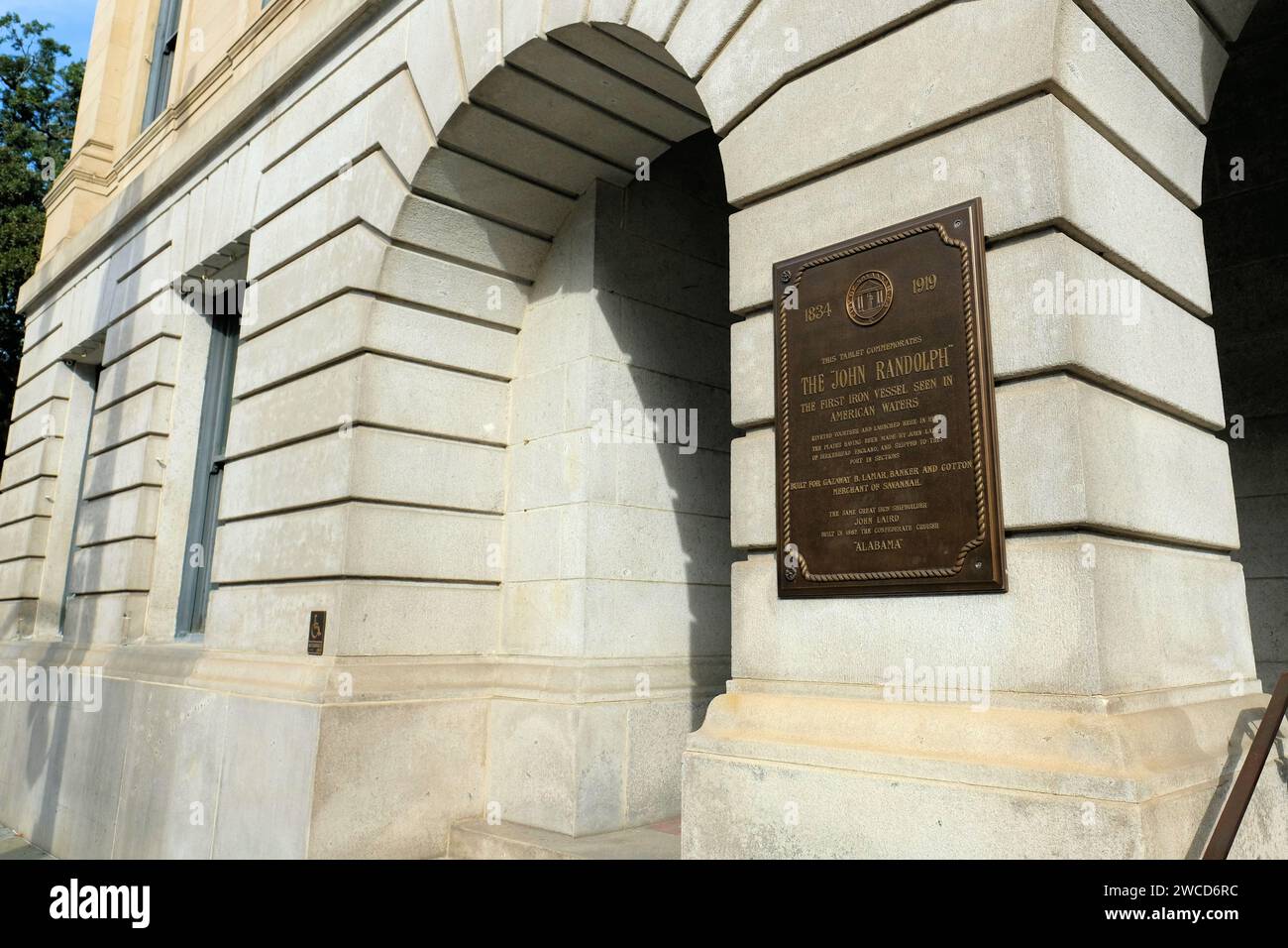 Messingtafel auf den Stufen des Rathauses von Savannah, Georgia, zum Gedenken an John Randolph, das eiserne Schiff, das in amerikanischen Gewässern zu sehen ist. Stockfoto