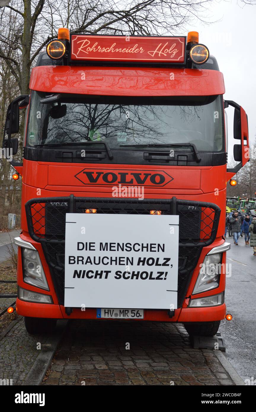 Berlin, Deutschland - 15. Januar 2024 - deutsche Bauern protestieren mit tausenden Traktoren in Berlin. (Foto: Markku Rainer Peltonen) Stockfoto