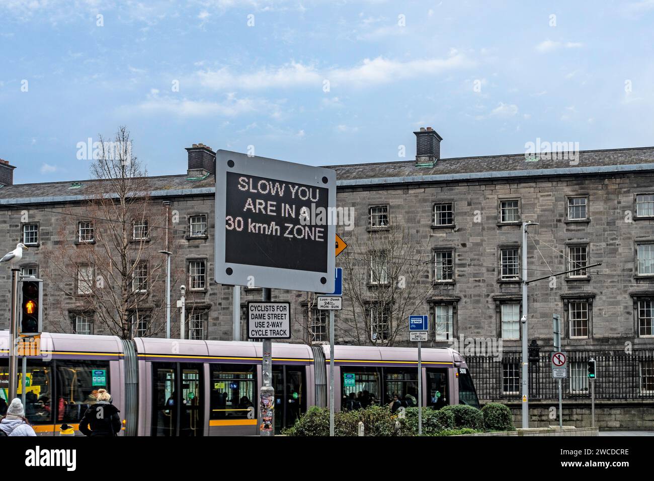 Das Geschwindigkeitsbegrenzungsschild auf College Green, Dublin, Irland. Stockfoto