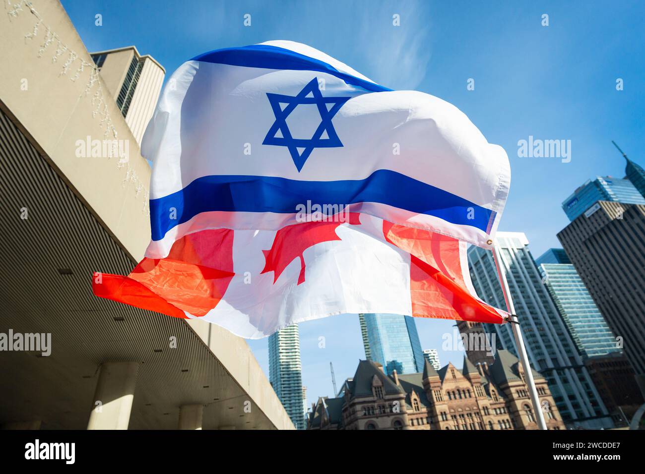 Kanadische und israelische Flaggen fliegen solidarisch während einer Kundgebung für die Geiseln in Toronto, Kanada, 100 Tage nach ihrer Entführung durch die Hamas. Stockfoto