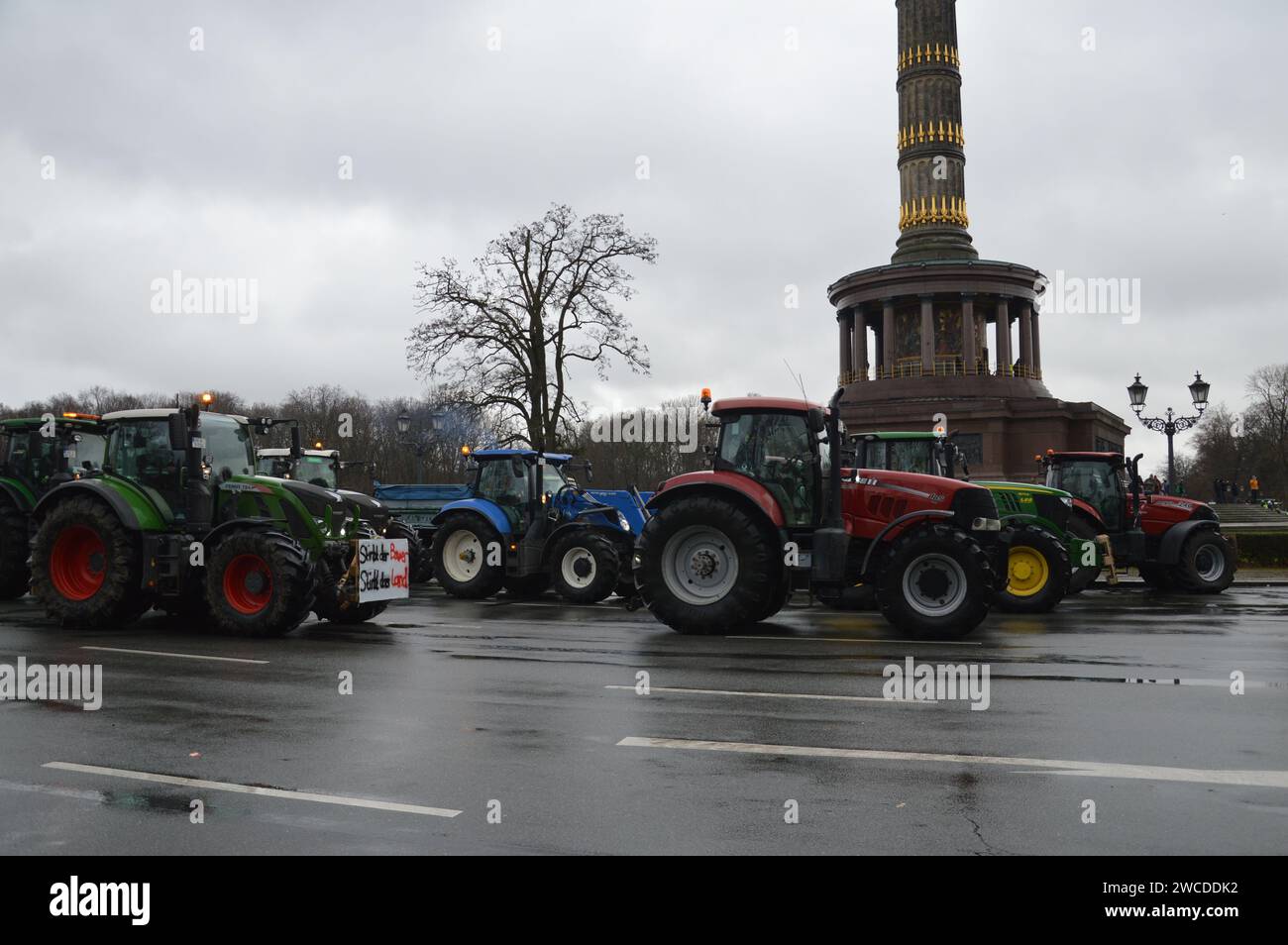 Berlin, Deutschland - 15. Januar 2024 - deutsche Bauern protestieren mit tausenden Traktoren in Berlin. (Foto: Markku Rainer Peltonen) Stockfoto