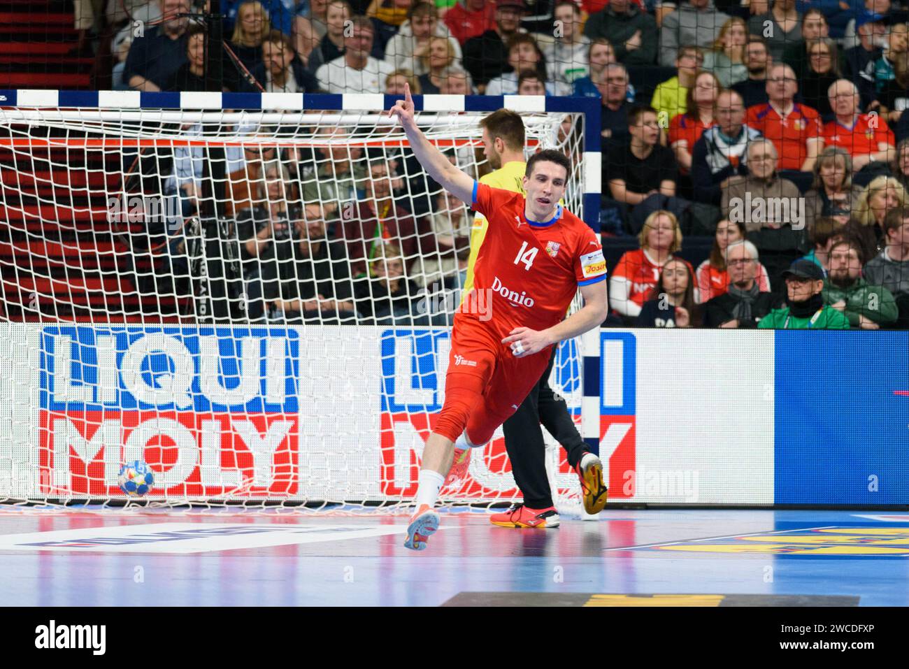 Jakub Sterba (14 Tschechische Republik), nachdem er beim Gruppenspiel der Handball-Europameisterschaft 2024 in der Olympiahalle in München einen Treffer erzielte. (Sven Beyrich/SPP) Credit: SPP Sport Press Photo. /Alamy Live News Stockfoto
