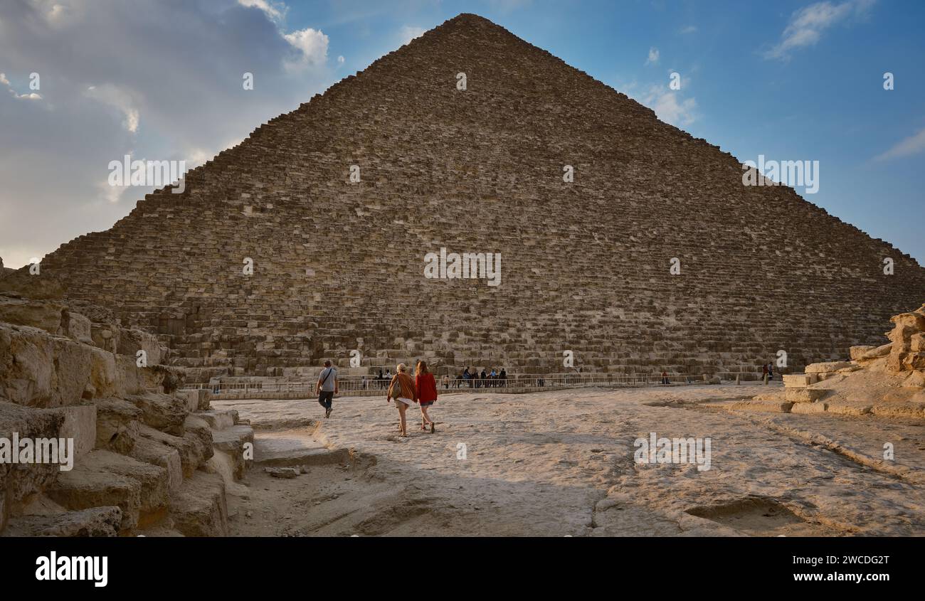 Der Pyramidenkomplex von Gizeh (Nekropole von Gizeh) am Nachmittag zeigt die drei Hauptpyramiden in Gizeh, Ägypten, zusammen mit Nebenpyramiden Stockfoto