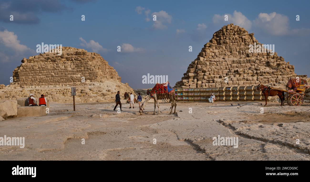 Der Pyramidenkomplex von Gizeh (Nekropole von Gizeh) am Nachmittag zeigt die drei Hauptpyramiden in Gizeh, Ägypten, zusammen mit Nebenpyramiden Stockfoto