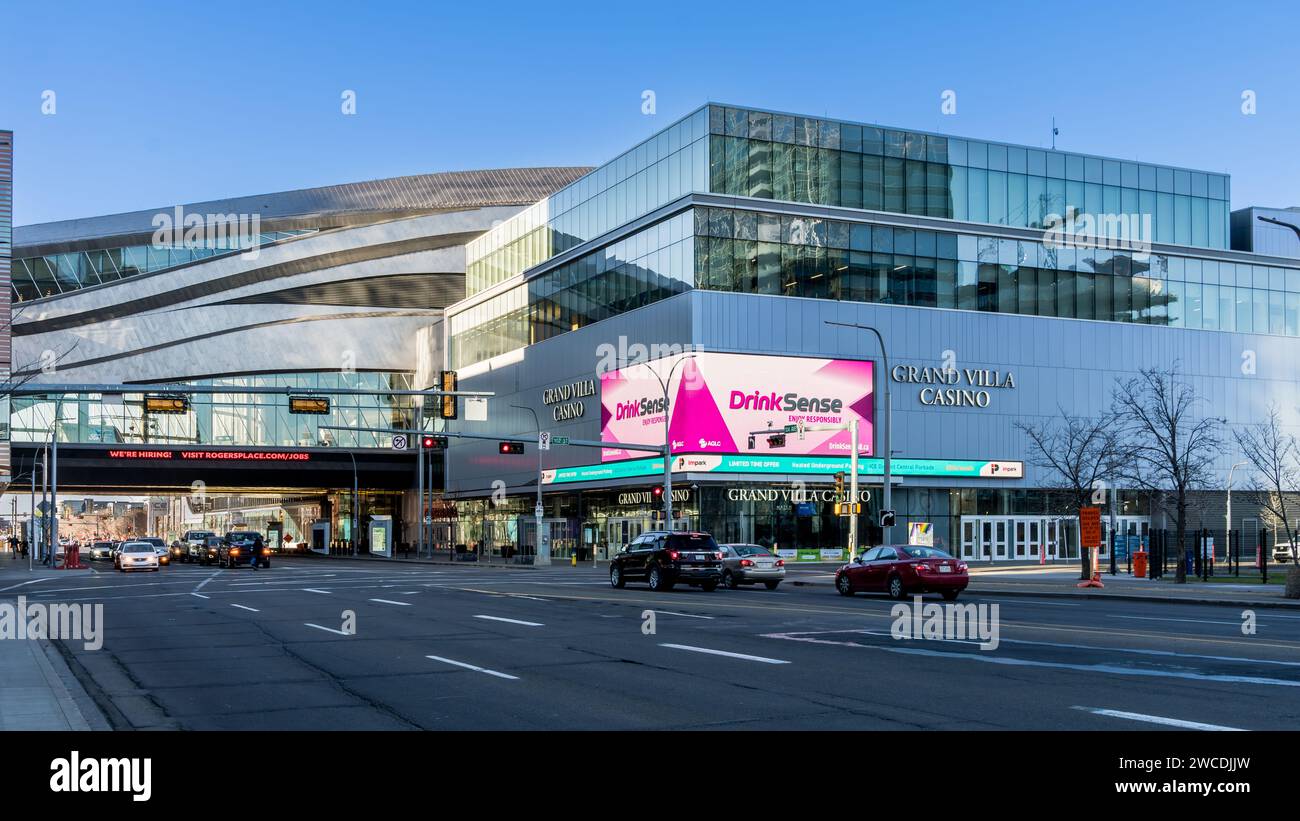 Edmonton, Kanada, 12. November 2023: ICE District Street mit rGrand Ville Casino und Rogers Space Overpass Stockfoto