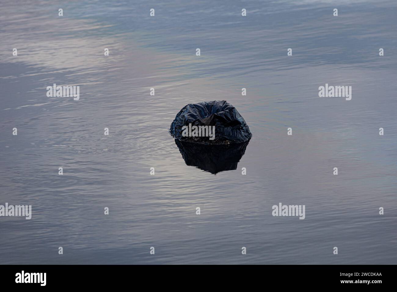 Müll, Müllsack direkt in den Gewässern der Guanabara-Bucht, Rio de Janeiro, Brasilien. Stockfoto
