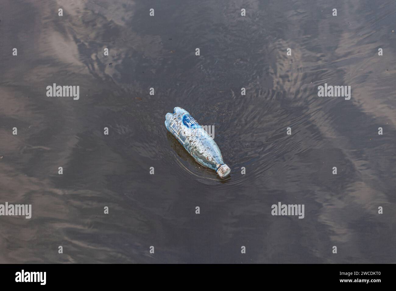 Müll, Plastikflasche schwimmt auf den Gewässern der Guanabara Bay, Rio de Janeiro, Brasilien. Stockfoto