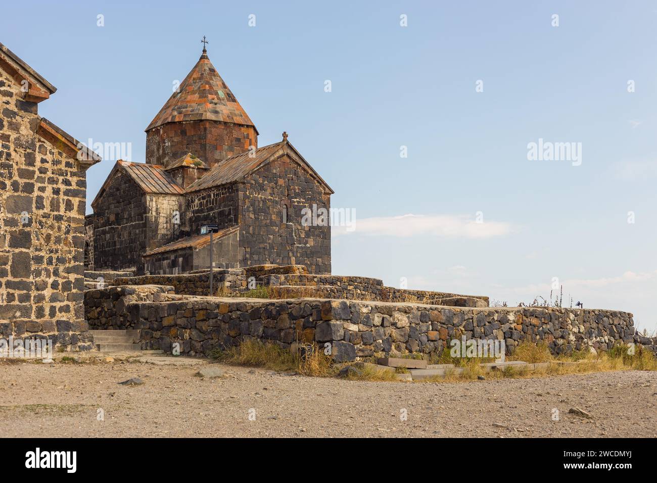 Blick auf die Sevanavank, Klosteranlage am Ufer des Sewansees. Surp Arakelots, was die Heiligen Apostel bedeutet. Stockfoto
