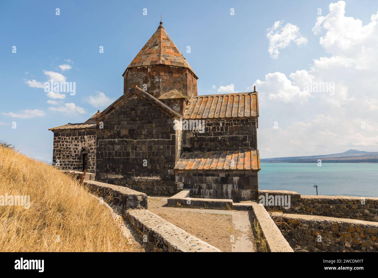 Blick auf die Sevanavank, Klosteranlage am Ufer des Sewansees. Surp Arakelots, was die Heiligen Apostel bedeutet. Stockfoto