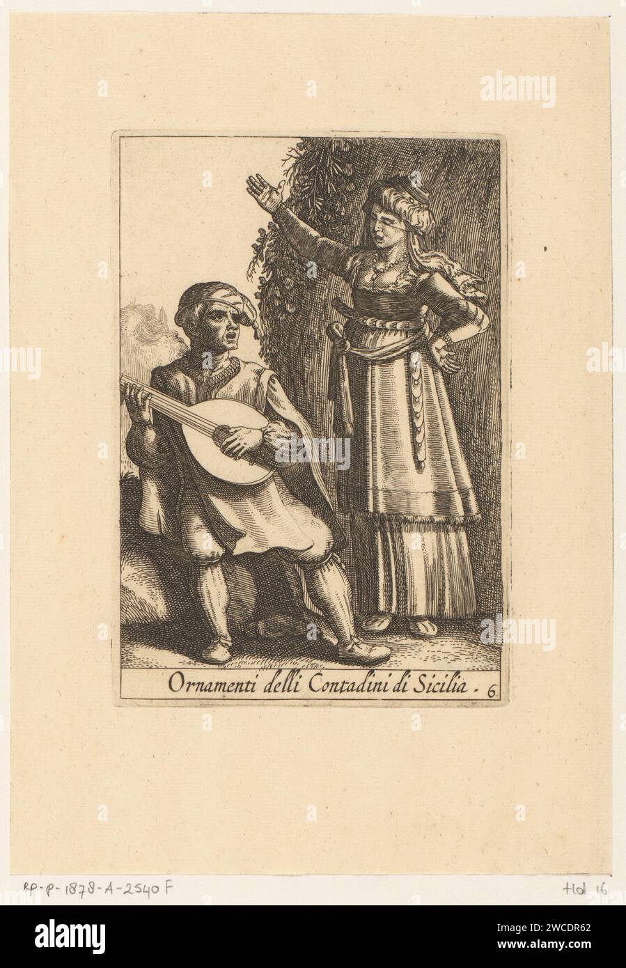 Buren nach sizilianischer Mode gekleidet, Anonym, nach Pieter Lastman, 1720–1772 drucken Ein Farmerpaar in Mode gekleidet aus Sizilien, Italien. Das Paar wird gezeigt. Der sitzende Mann spielt Laute, sein Kopf ist mit einer Baskenmütze verziert. Er begleitet die singende Frau neben ihm. Die Frau trägt ein Kleid mit Gürtel, ihr Kopf ist teilweise mit einer kleinen Kopfabdeckung bedeckt, an der ein Schleier befestigt ist. Der Druck ist Teil einer zwölfteiligen Druckserie mit italienischen Kostümen. Amsterdam Papier ätzend Europäer (mit NAMEN) (+ Kostüm). Musiker, die Sänger begleiten Stockfoto