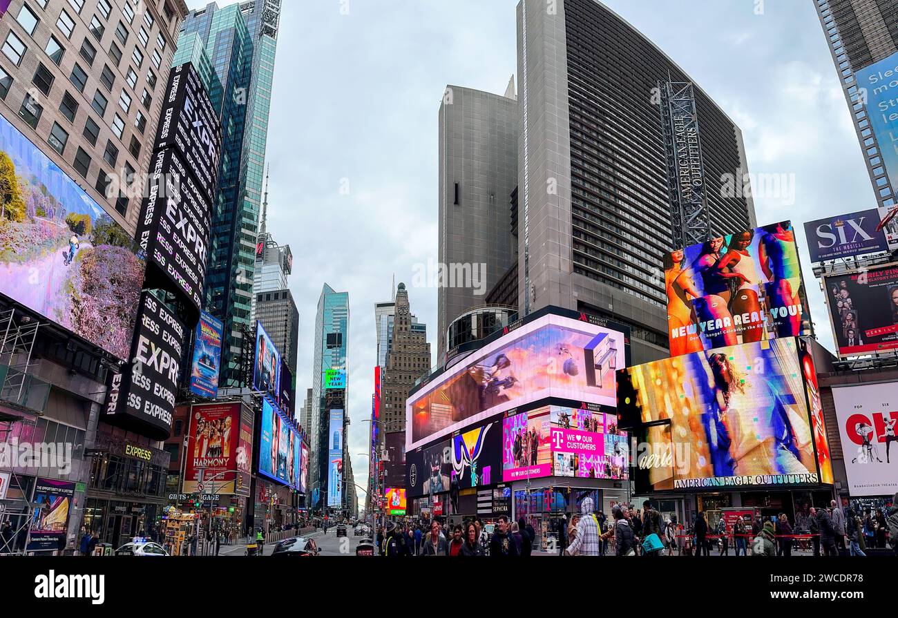 NEW YORK CITY, NEW YORK, USA - 10. JANUAR 2024: Überfüllter Time Square mit Menschen und Neonwerbung am Wintertag im Januar Stockfoto