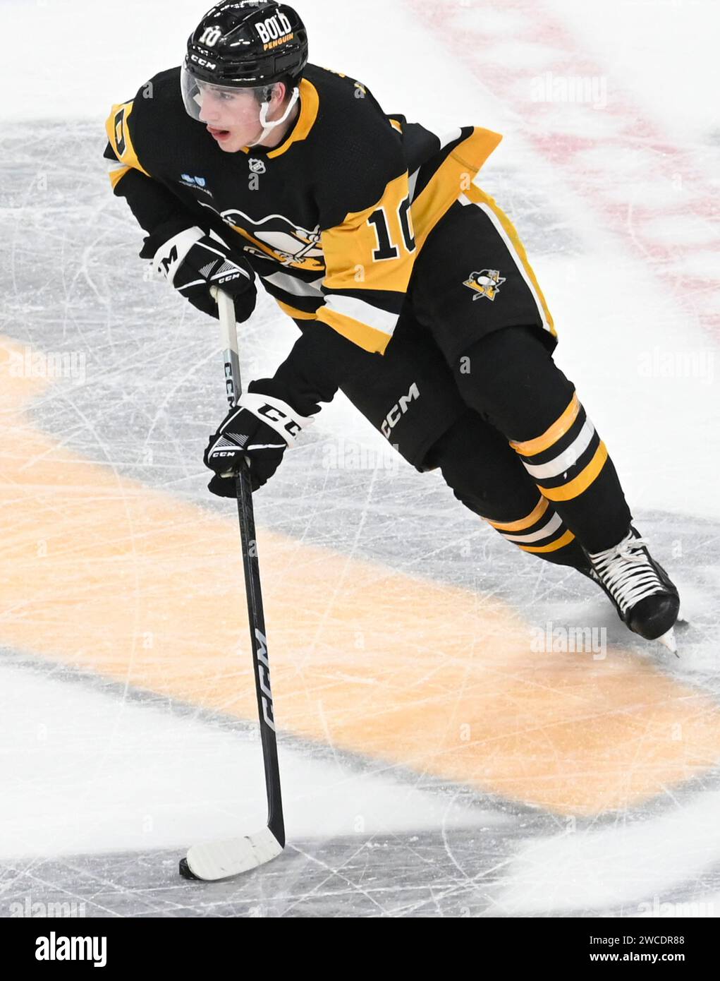 Pittsburgh, Usa. Januar 2024. Pittsburgh Penguins verließen Drew O’Connor (10) während des zweiten Kampfes gegen die Seattle Kraken in der PPG Paints Arena in Pittsburgh am Montag, den 15. Januar 2024. Pittsburgh Penguins Linksflügel Drew O’Connor (10) erzielte früh in der zweiten Periode einen Treffer. Foto von Archie Carpenter/UPI. Quelle: UPI/Alamy Live News Stockfoto Pittsburgh, Usa. Januar 2024. Pittsburgh Penguins verließen Drew O’Connor (10) während des zweiten Kampfes gegen die Seattle Kraken in der PPG Paints Arena in Pittsburgh am Montag, den 15. Januar 2024. Pittsburgh Penguins Linksflügel Drew O’Connor (10) erzielte früh in der zweiten Periode einen Treffer. Foto von Archie Carpenter/UPI. Quelle: UPI/Alamy Live News Stockfoto