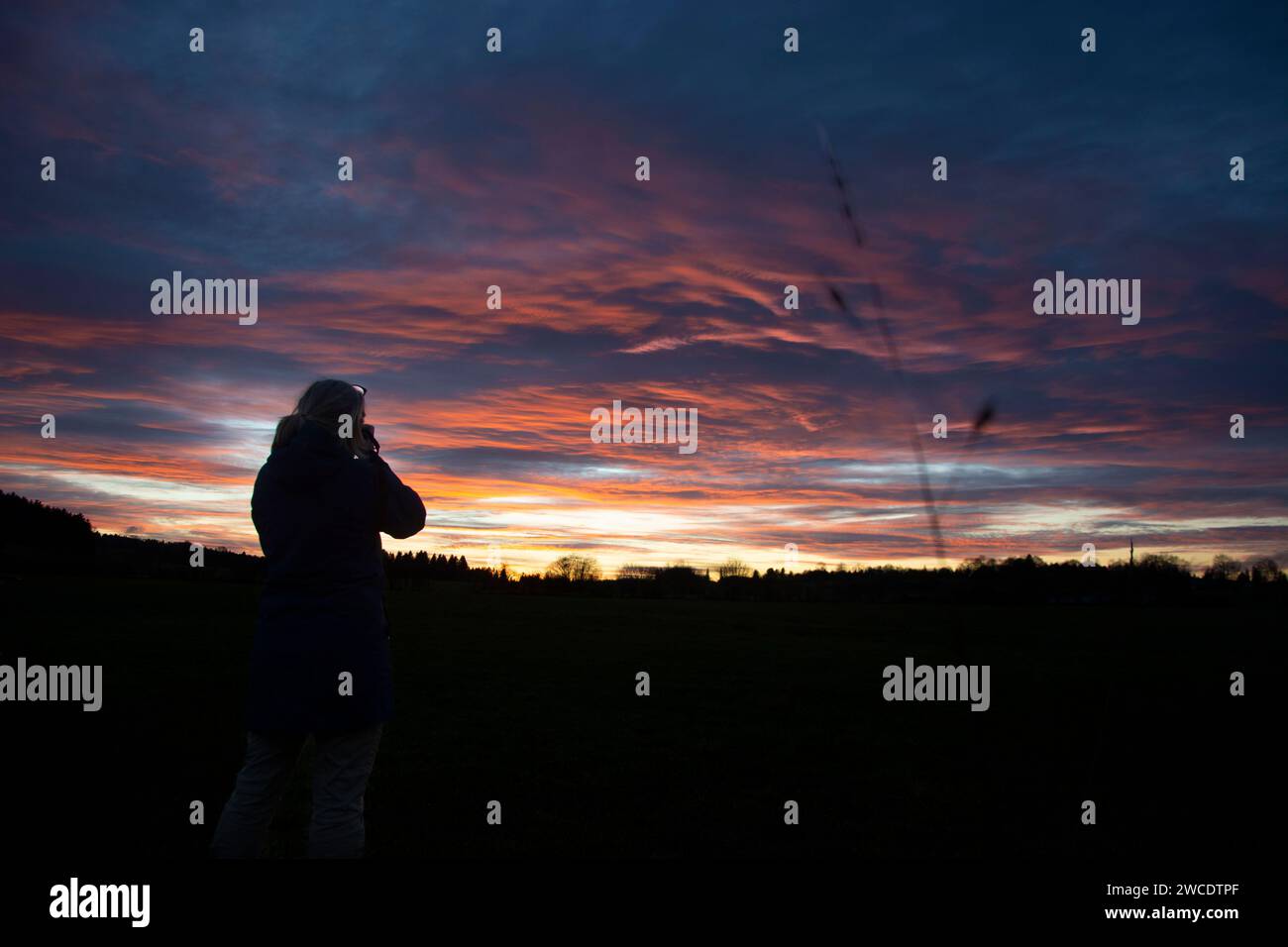 Ein leuchtender Abendhimmel in den jurassischen Freibergen Stockfoto