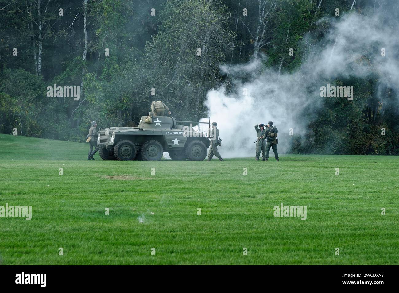 2023 - American Heritage Museum - Hudson, Massachusetts. Deutsche Soldaten fangen eine Panzerbesatzung auf dem Schlachtfeld während einer Nachstellung des Zweiten Weltkriegs ein. Stockfoto