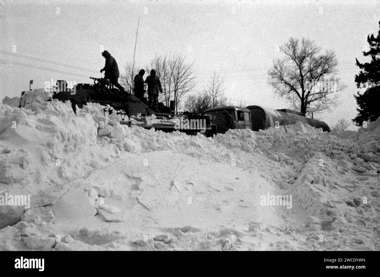 Armeegepanzertes Bergungsfahrzeug ARV Bergeleo Snow Disaster 78 / 79 - Bundeswehr Heer Bergepanzer 2 / BPz-2 - Schneekatastrophe Winter 1978 / 1979 Stockfoto
