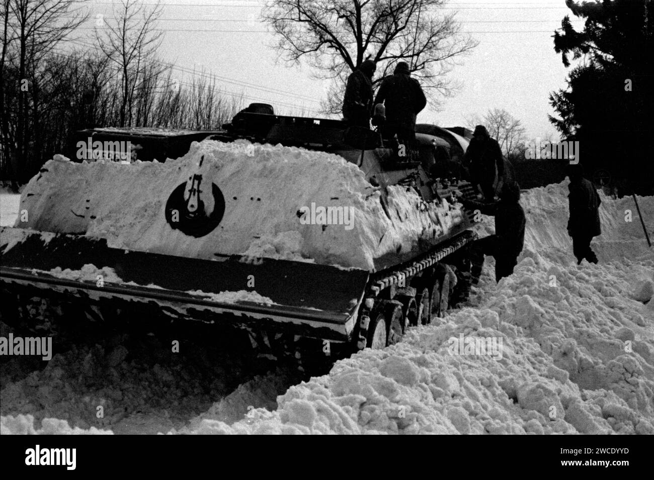 Armeegepanzertes Bergungsfahrzeug ARV Bergeleo Snow Disaster 78 / 79 - Bundeswehr Heer Bergepanzer 2 / BPz-2 - Schneekatastrophe Winter 1978 / 1979 Stockfoto