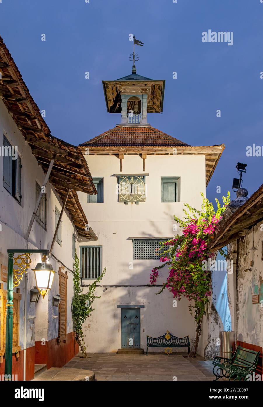Eingang und Uhrturm, Paradesi Synagoge, Matancherry, Judenstadt, Cochin, Kerala, Indien Stockfoto