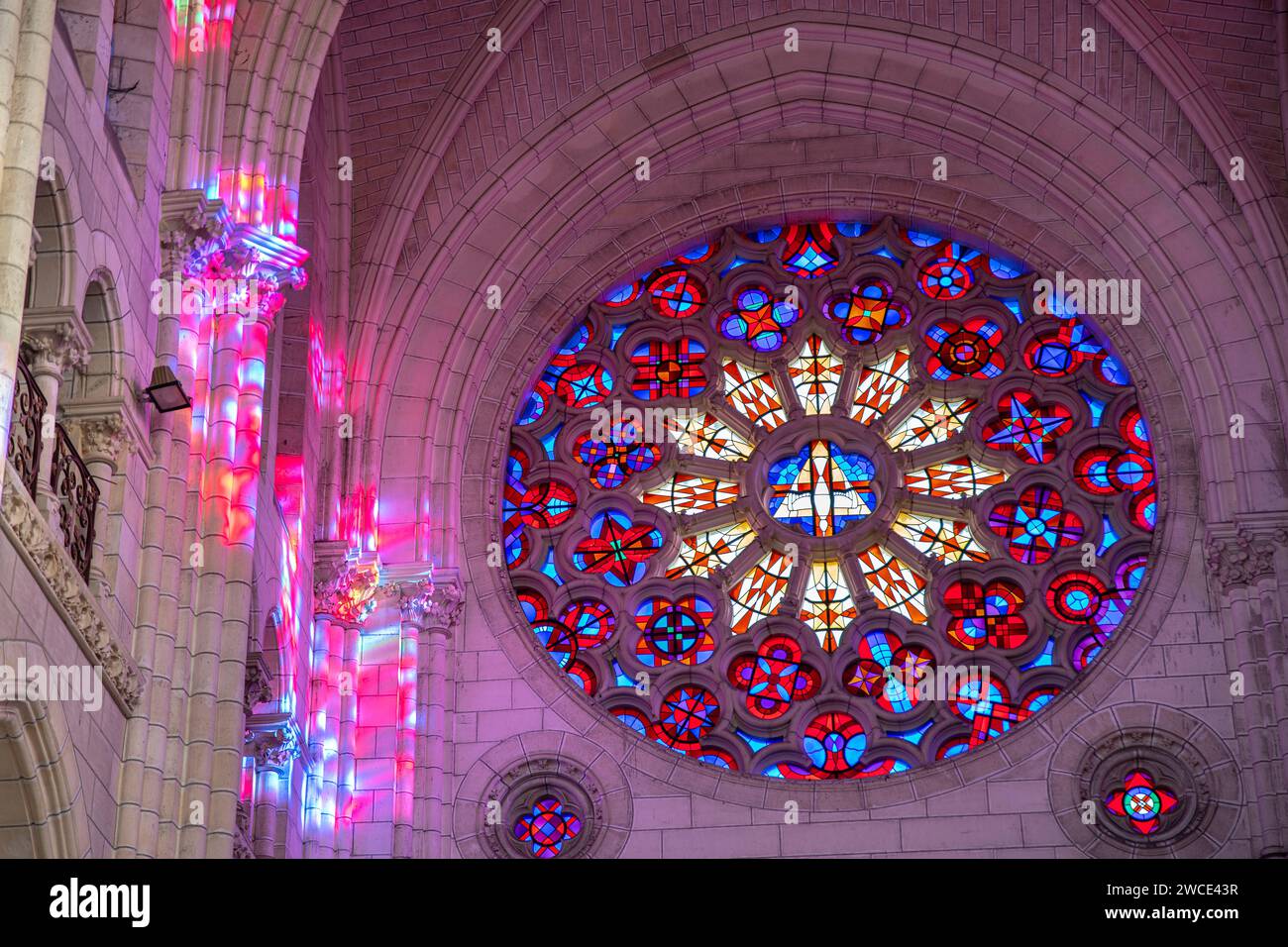 Farbenfrohe Buntglasfenster in der Kirche Saint-Nazaire in Loire Atlantique, Frankreich Stockfoto