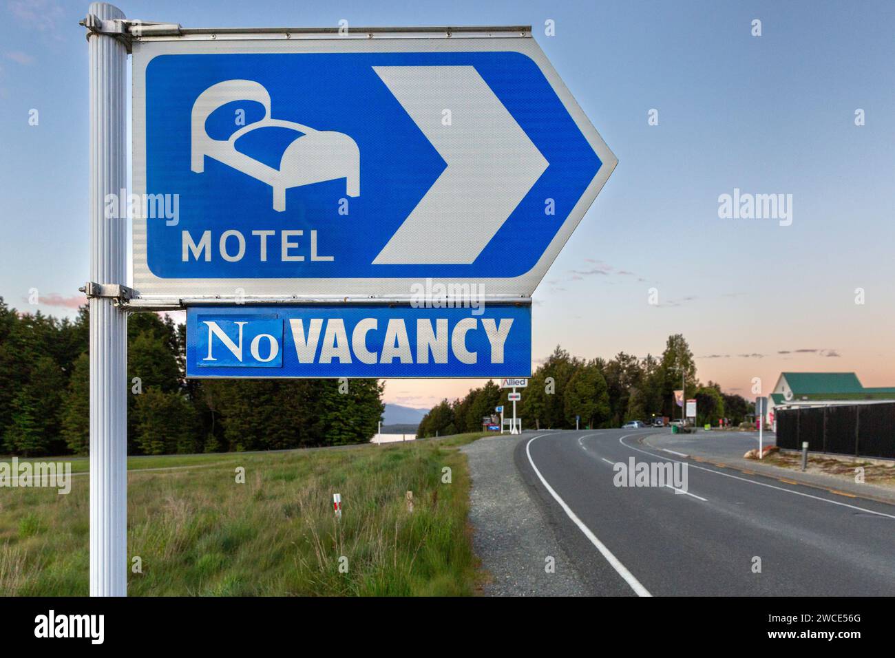 Ein Straßenschild, das ein Motel ohne freie Zimmer in Manapouri, Aotearoa (Neuseeland), Te Waipounamu (Südinsel) angibt. Stockfoto