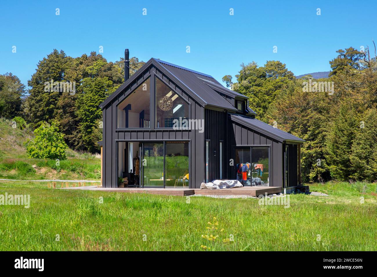 Neues 2-stöckiges Ferienhaus mit Metallabzweigung in Manapouri, Aotearoa (Neuseeland), Te Waipounamu (Südinsel). Stockfoto