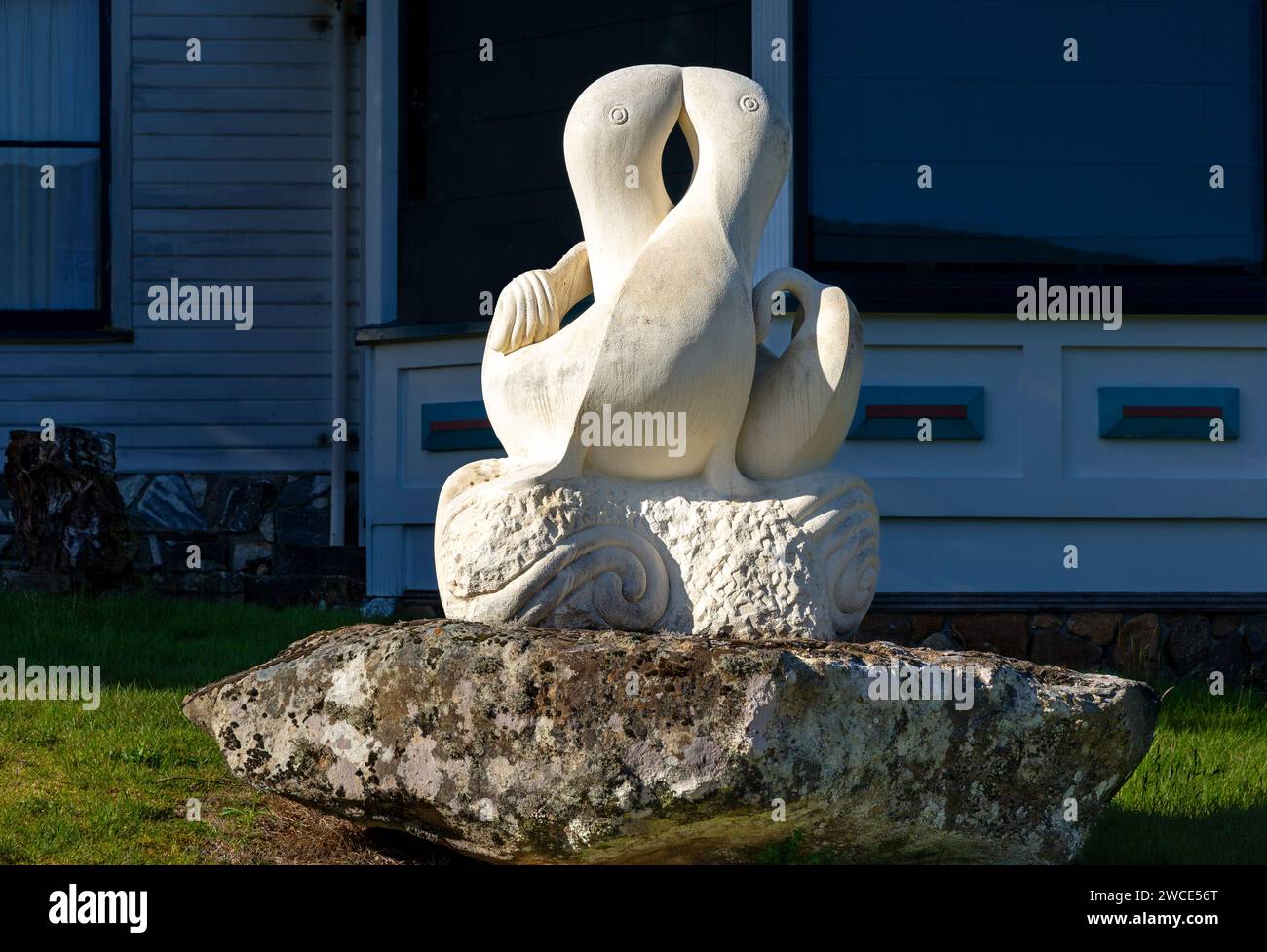 Geschnitzte Steinskulptur von zwei Turteltauben, die sich in Manapouri, Aotearoa (Neuseeland), Te Waipounamu (Südinsel) küssen. Stockfoto