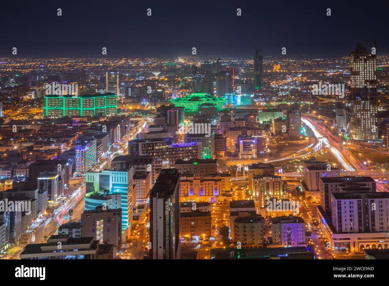 Nächtliches Panorama des Stadtzentrums von Riad, Al Riad, Saudi-Arabien Stockfoto