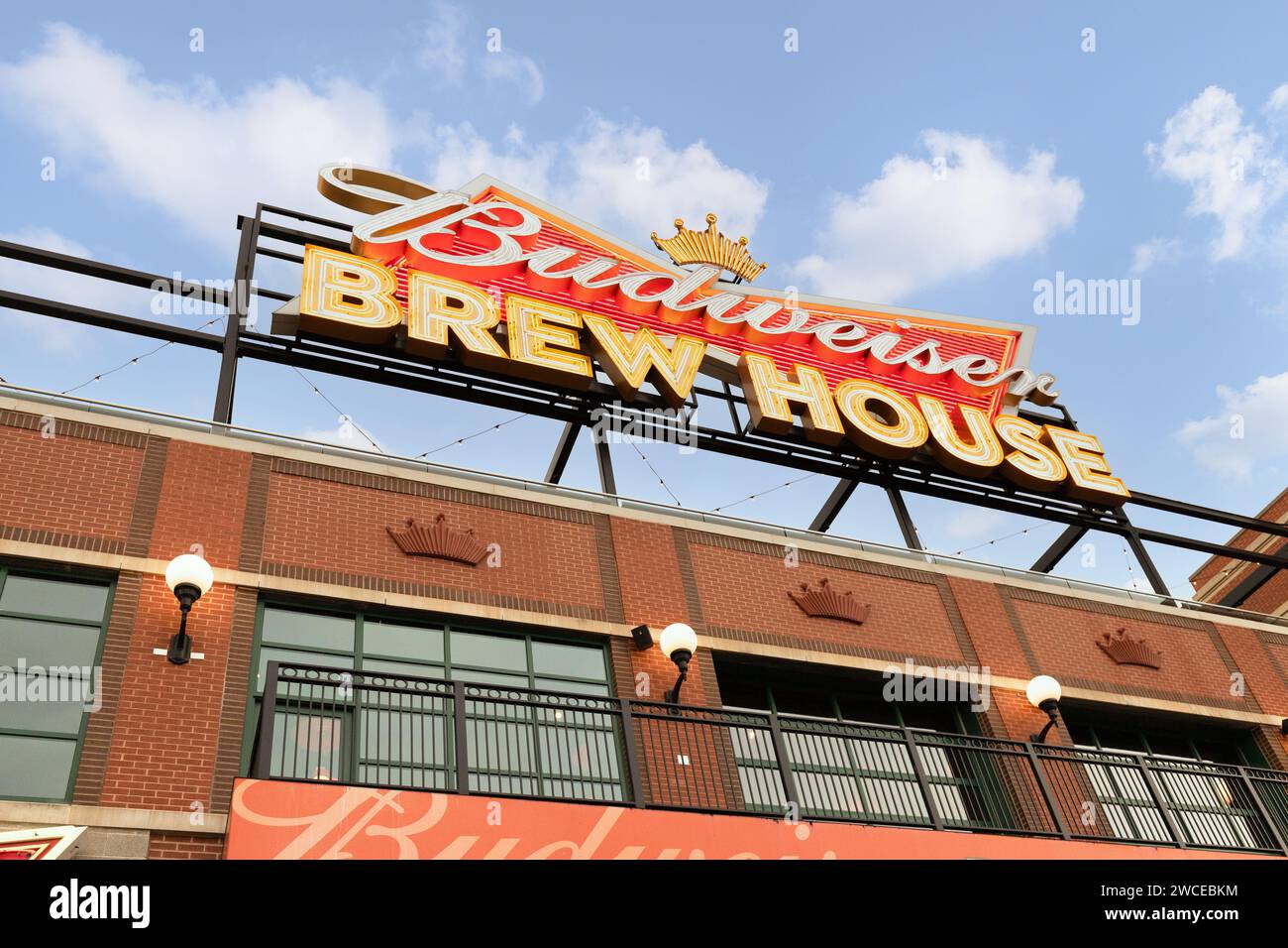 Das Budweiser Brew House befindet sich im Ballpark Village, direkt gegenüber vom Busch Stadium. Stockfoto