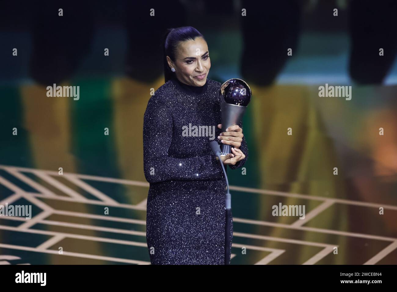 Marta Vieira da Silva erhält eine Sonderpräsentation während der Best FIFA Football Awards 2023 im Eventim Apollo, London, Großbritannien, 15. Januar 2024 (Foto: Mark Cosgrove/News Images) Credit: News Images LTD/Alamy Live News Stockfoto