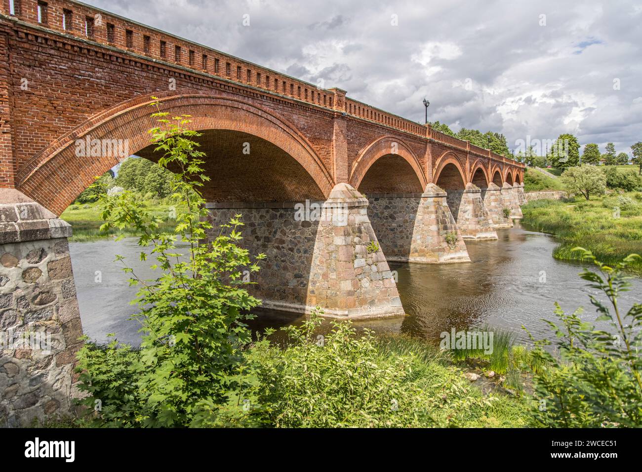 Die alte Ziegelbrücke Kuldigas über die Venta wurde 1874 erbaut und ist die längste Brücke dieser Art von Straßenbrücke in Europa. In der Nähe ist die Wid Stockfoto