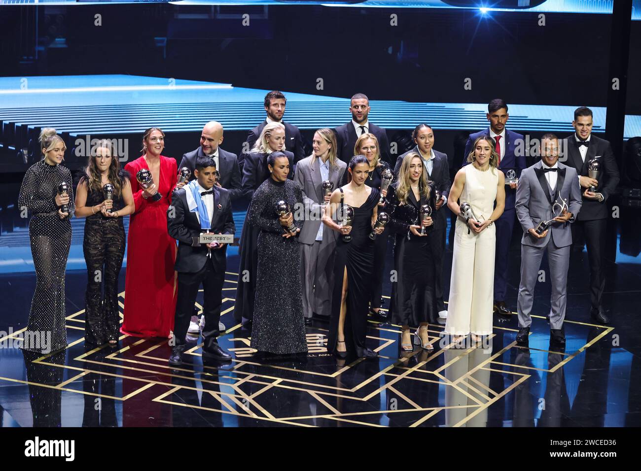 Ein Gruppenfoto aller Gewinner am Ende der Best FIFA Football Awards 2023 im Eventim Apollo, London, Großbritannien. Januar 2024. (Foto: Mark Cosgrove/News Images) in, am 15.01.2024. (Foto: Mark Cosgrove/News Images/SIPA USA) Credit: SIPA USA/Alamy Live News Stockfoto