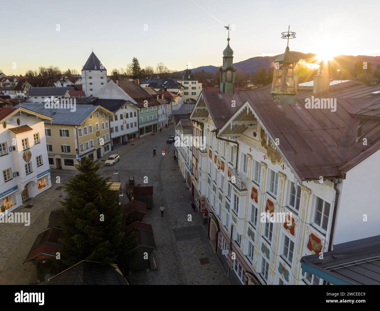 Bad Toelz, Blick aus der Vogelperspektive auf alte Häuser an der Marktstraße in der Altstadt, Bayern Deutschland. Bad Tolz im Winter Sonnenaufgang. Heizung Stockfoto