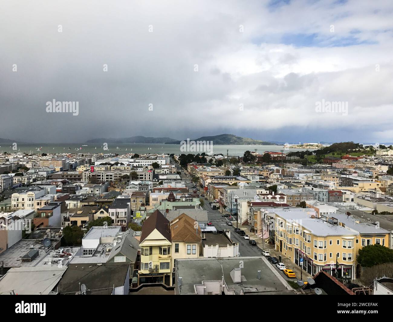Blick über San Franciscos Yachthafenviertel, während der Nebel in die Bucht rollt Stockfoto