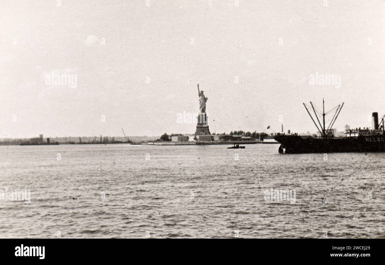 Foto vom Album einer italienischen jüdischen Familie (Jarach), die im Sommer 1933 nach New york und zur internationalen Expo in Chicago reiste. Hier die Freiheitsstatue. Stockfoto
